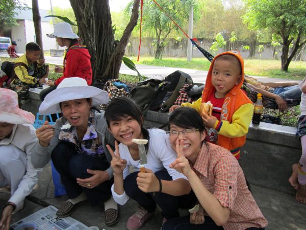 Long An: chùa Khánh Ninh hướng dẫn các bạn trẻ hành hương lễ Phật đầu năm