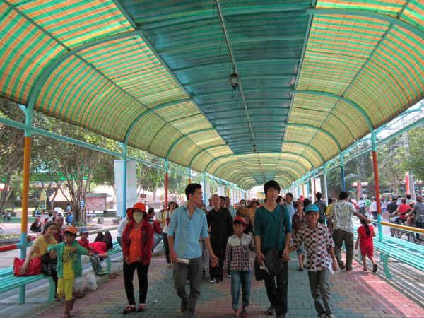 Long An: chùa Khánh Ninh hướng dẫn các bạn trẻ hành hương lễ Phật đầu năm