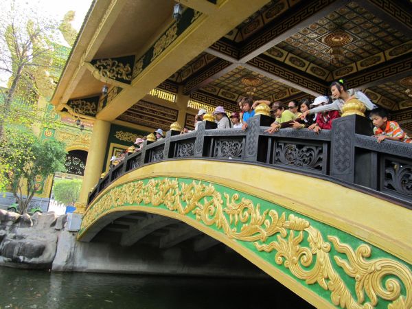 Long An: chùa Khánh Ninh hướng dẫn các bạn trẻ hành hương lễ Phật đầu năm