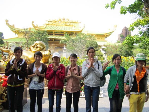 Long An: chùa Khánh Ninh hướng dẫn các bạn trẻ hành hương lễ Phật đầu năm