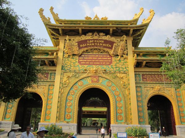 Long An: chùa Khánh Ninh hướng dẫn các bạn trẻ hành hương lễ Phật đầu năm