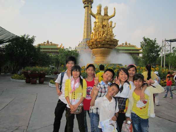Long An: chùa Khánh Ninh hướng dẫn các bạn trẻ hành hương lễ Phật đầu năm