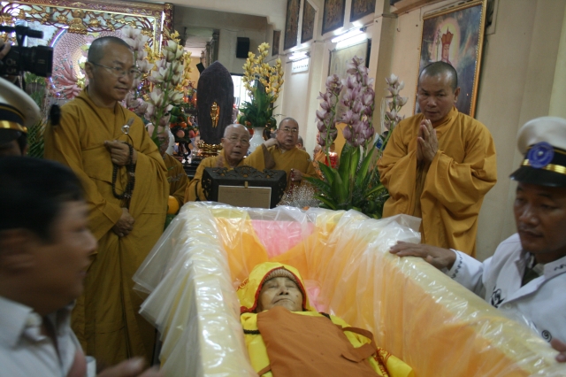 TP. HCM: Lễ nhập quan thân mẫu TT. TS Thích Nhật Từ