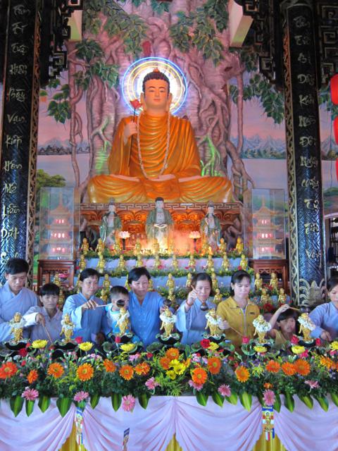 Long An: Lễ tắm kim thân Phật Tổ sơ sinh tại chùa Khánh Ninh