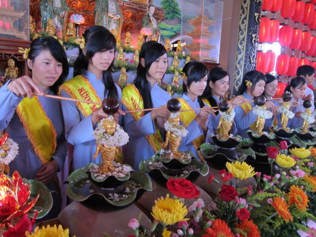 Long An: Lễ tắm kim thân Phật Tổ sơ sinh tại chùa Khánh Ninh