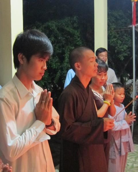 Chư Tăng chùa Khánh Ninh chúc phúc Phật tử tại tư gia có lễ đài Phật đản