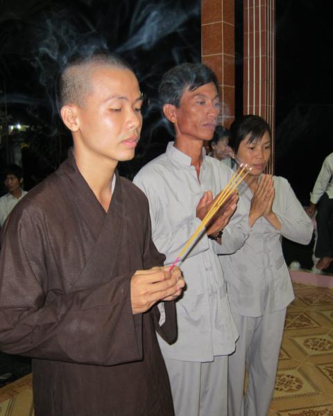 Chư Tăng chùa Khánh Ninh chúc phúc Phật tử tại tư gia có lễ đài Phật đản