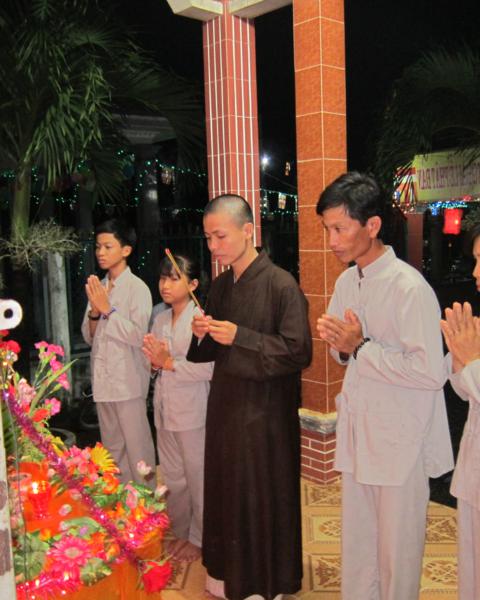 Chư Tăng chùa Khánh Ninh chúc phúc Phật tử tại tư gia có lễ đài Phật đản