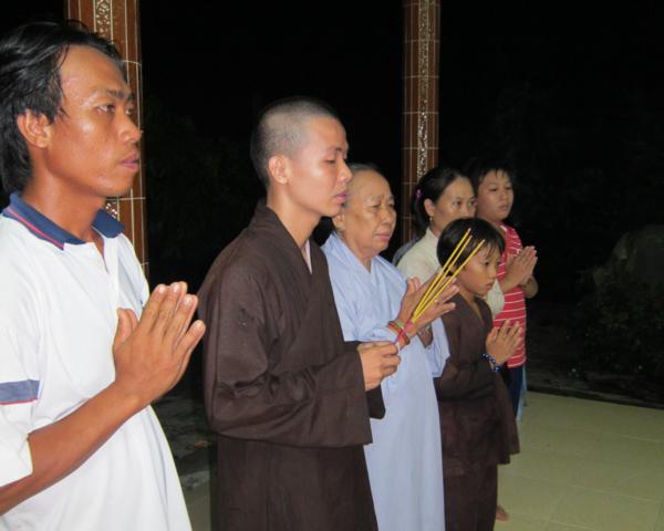 Chư Tăng chùa Khánh Ninh chúc phúc Phật tử tại tư gia có lễ đài Phật đản