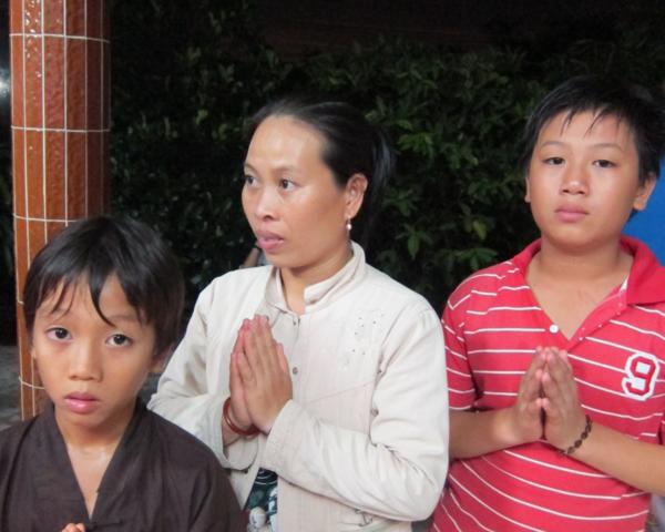 Chư Tăng chùa Khánh Ninh chúc phúc Phật tử tại tư gia có lễ đài Phật đản