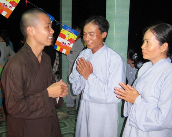 Chư Tăng chùa Khánh Ninh chúc phúc Phật tử tại tư gia có lễ đài Phật đản