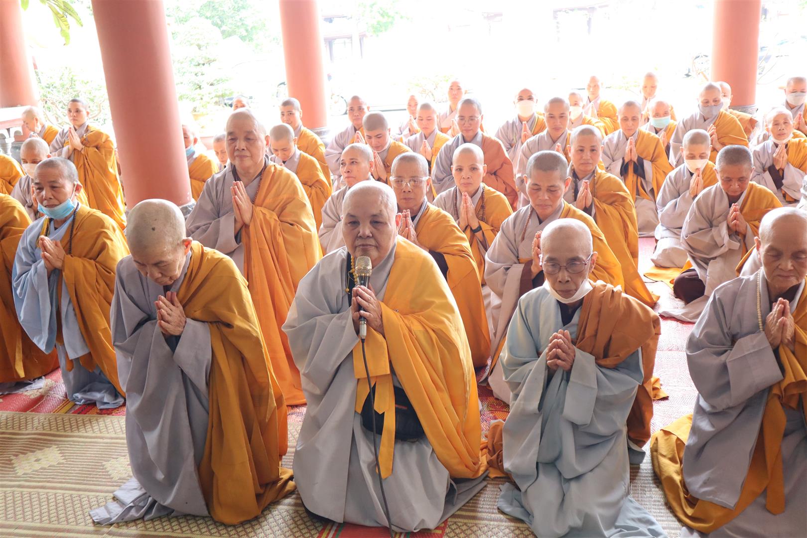 Ni trưởng Th&iacute;ch Đ&agrave;m Thảo v&agrave; chư Ni t&aacute;c bạch cầu ph&aacute;p an cư trước chư Tăng.