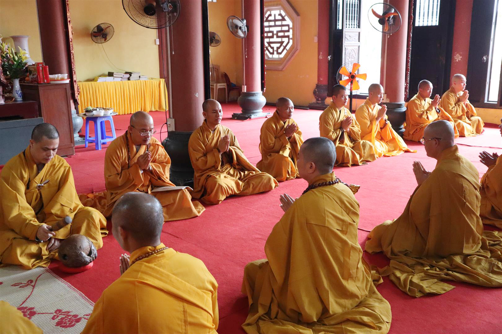 Chư Tăng Yết - ma l&agrave;m lễ kết giới trường theo luật đức Phật chế định.