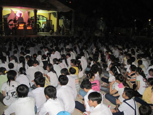 Thắp nến cầu nguyện – Hướng về cội nguồn