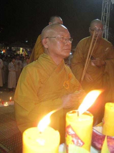 Thắp nến cầu nguyện – Hướng về cội nguồn