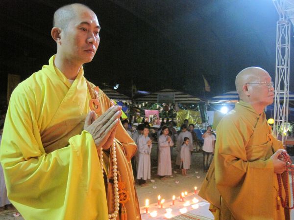 Thắp nến cầu nguyện – Hướng về cội nguồn