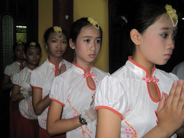 Thắp nến cầu nguyện – Hướng về cội nguồn