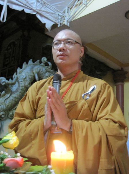 Thắp nến cầu nguyện – Hướng về cội nguồn