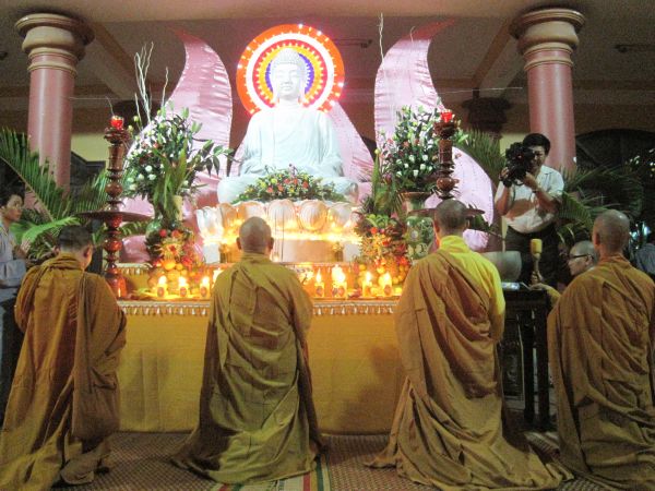 Thắp nến cầu nguyện – Hướng về cội nguồn