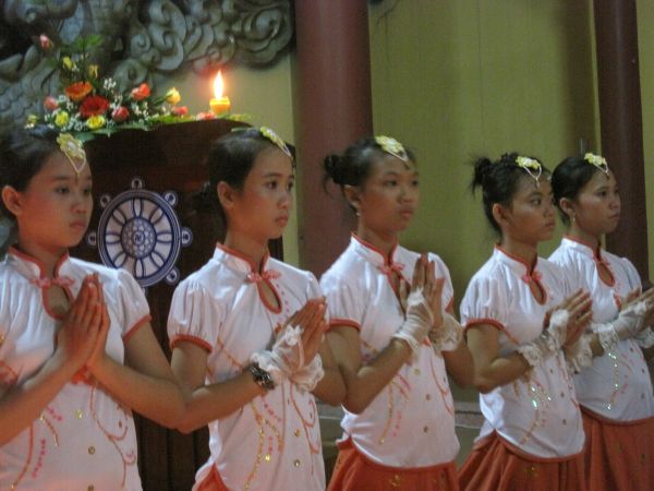 Thắp nến cầu nguyện – Hướng về cội nguồn