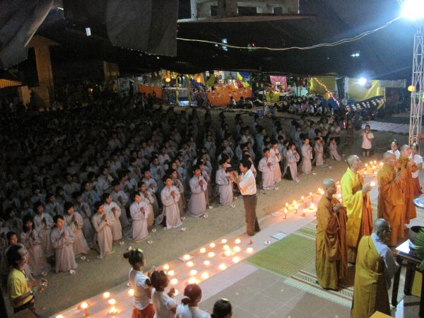 Thắp nến cầu nguyện – Hướng về cội nguồn