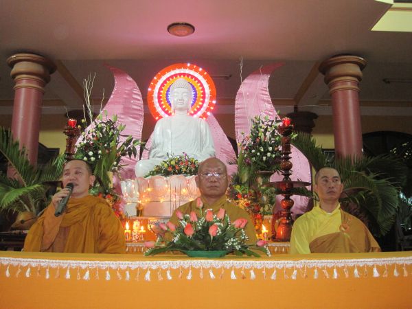 Thắp nến cầu nguyện – Hướng về cội nguồn