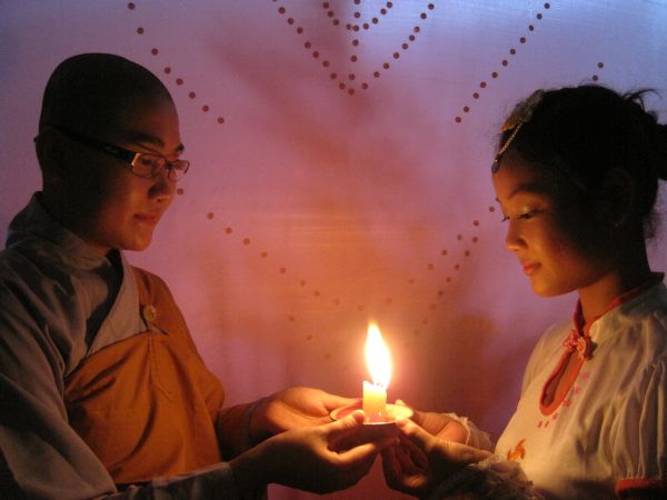 Thắp nến cầu nguyện – Hướng về cội nguồn