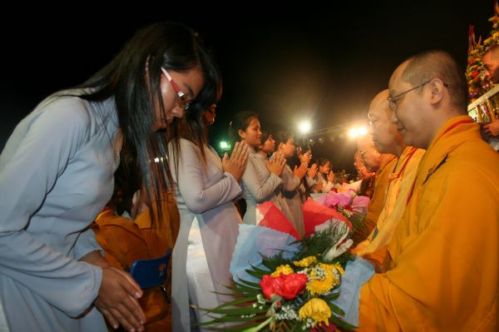 Phút thiêng liêng - Khai mạc Hội thảo Hoằng pháp 2010