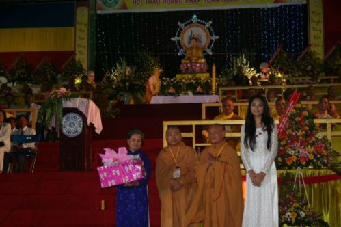 Phút thiêng liêng - Khai mạc Hội thảo Hoằng pháp 2010