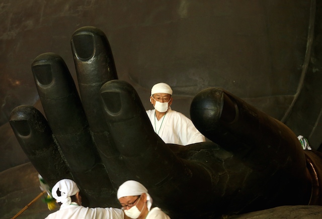 Nhật Bản : Bao sái tẩy tịnh tượng Phật đồng ở Nara