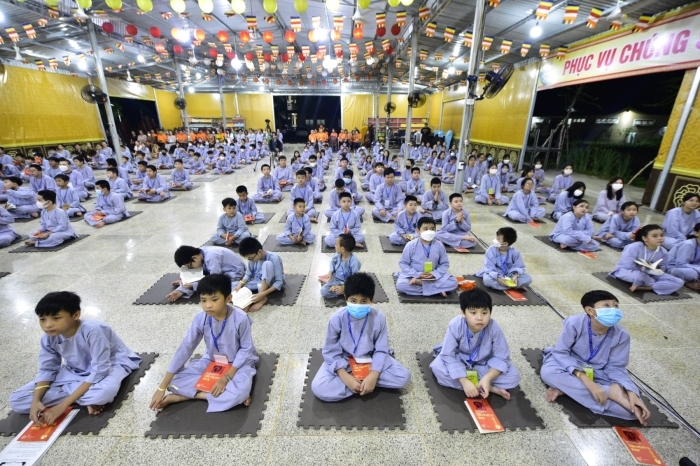 Hơn 220 em thiếu nhi hoan hỷ làm lễ Xuất Gia Báo Hiếu tại Chùa Quan Âm Đông Hải