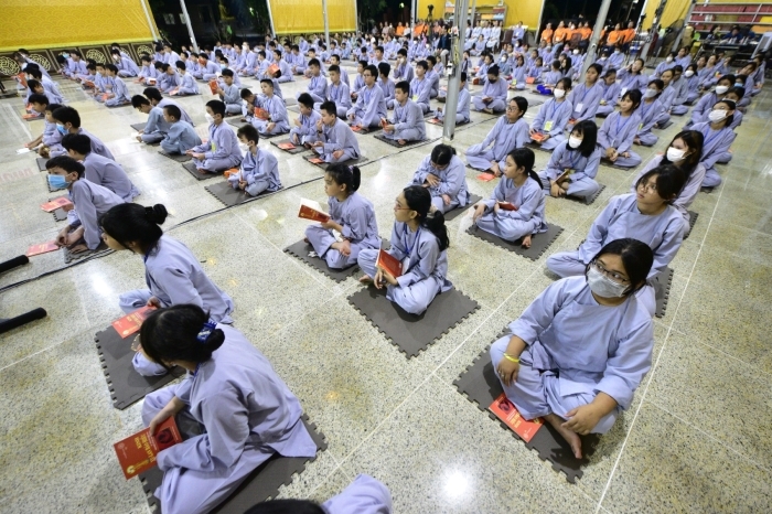 Hơn 220 em thiếu nhi hoan hỷ làm lễ Xuất Gia Báo Hiếu tại Chùa Quan Âm Đông Hải