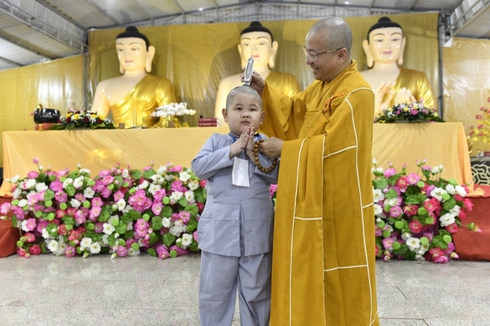 Hơn 220 em thiếu nhi hoan hỷ làm lễ Xuất Gia Báo Hiếu tại Chùa Quan Âm Đông Hải