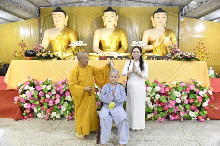 Hơn 220 em thiếu nhi hoan hỷ làm lễ Xuất Gia Báo Hiếu tại Chùa Quan Âm Đông Hải