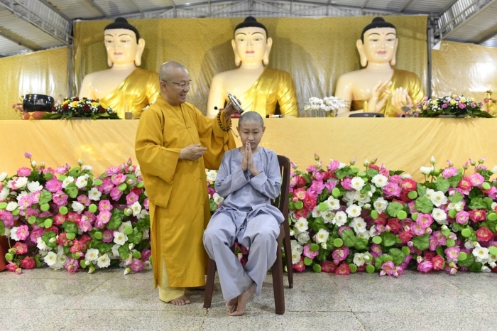 Hơn 220 em thiếu nhi hoan hỷ làm lễ Xuất Gia Báo Hiếu tại Chùa Quan Âm Đông Hải