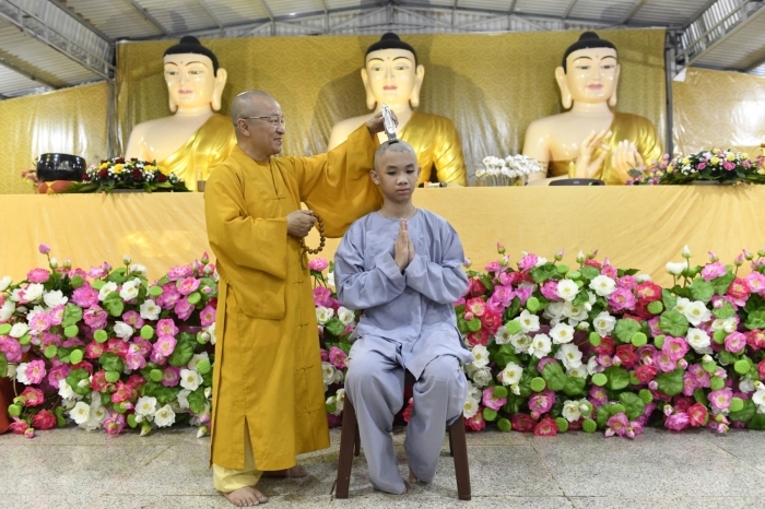Hơn 220 em thiếu nhi hoan hỷ làm lễ Xuất Gia Báo Hiếu tại Chùa Quan Âm Đông Hải
