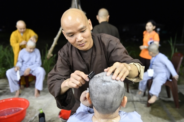 Hơn 220 em thiếu nhi hoan hỷ làm lễ Xuất Gia Báo Hiếu tại Chùa Quan Âm Đông Hải