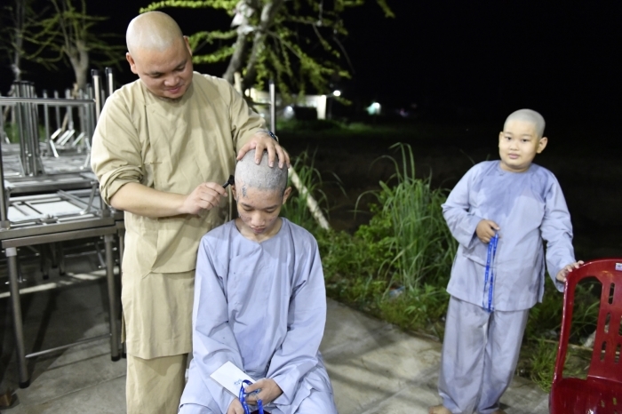 Hơn 220 em thiếu nhi hoan hỷ làm lễ Xuất Gia Báo Hiếu tại Chùa Quan Âm Đông Hải