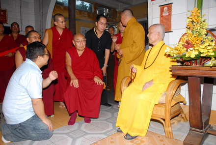 Lạt ma Dhakpa Tulku Rinpoche đến thăm HT. Thích Trí Tịnh - Chủ tịch HĐTS GHPGVN