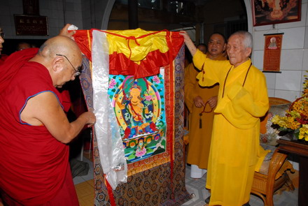   Ngài  Dhakpa Tulku Rinpoche tặng quà và vải “ Kiết Tường” đến HT Thích Trí Tịnh