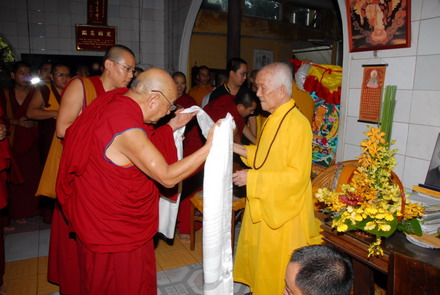 Lạt ma Dhakpa Tulku Rinpoche đến thăm HT. Thích Trí Tịnh - Chủ tịch HĐTS GHPGVN