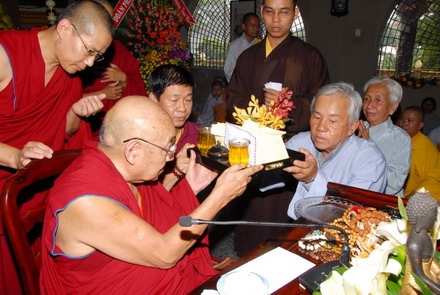 Lạt ma Dhakpa Tulku Rinpoche đến thăm HT. Thích Trí Tịnh - Chủ tịch HĐTS GHPGVN