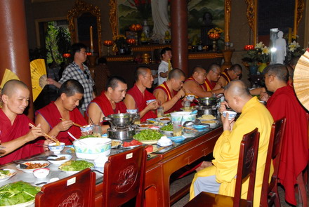 Lạt ma Dhakpa Tulku Rinpoche đến thăm HT. Thích Trí Tịnh - Chủ tịch HĐTS GHPGVN
