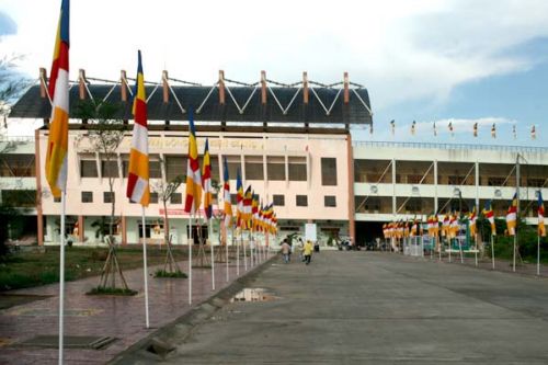Cờ ngũ sắc tung bay giữa bầu trời Kiên Giang