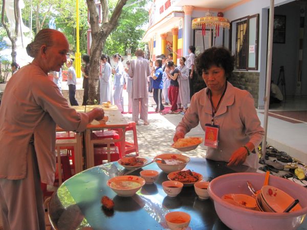 Thầm lặng bên lề khóa tu