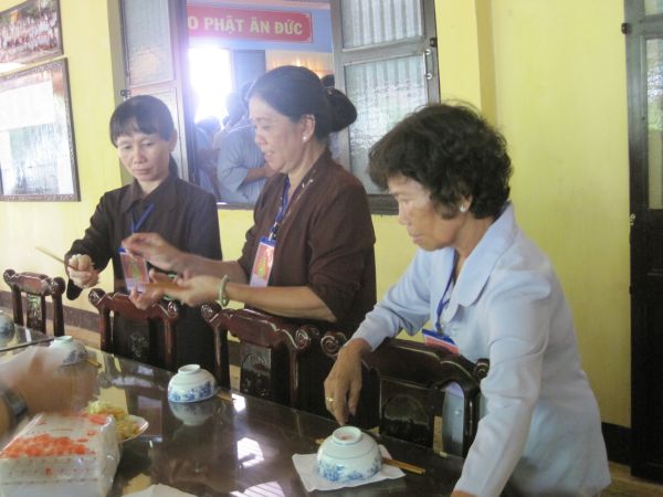 Thầm lặng bên lề khóa tu