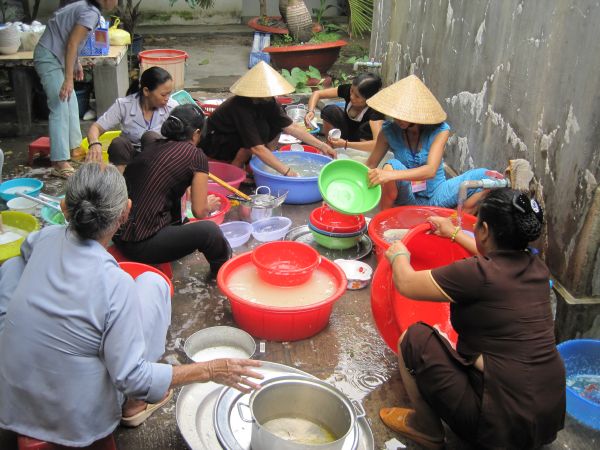 Thầm lặng bên lề khóa tu