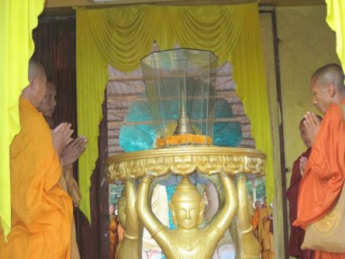 Thành phố Kiên Giang tưng bừng cung đón kim thân Xá Lợi Phật