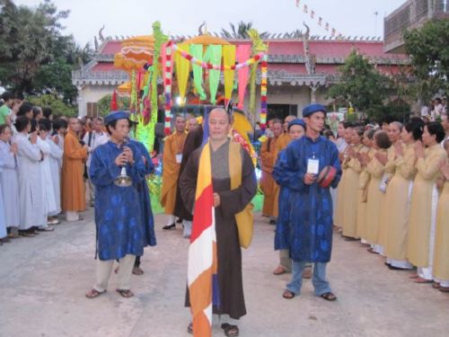Thành phố Kiên Giang tưng bừng cung đón kim thân Xá Lợi Phật