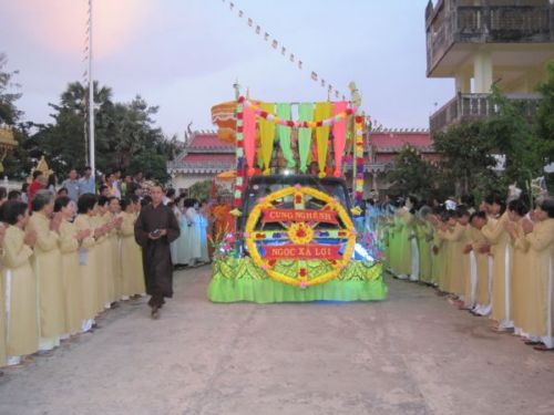 Thành phố Kiên Giang tưng bừng cung đón kim thân Xá Lợi Phật